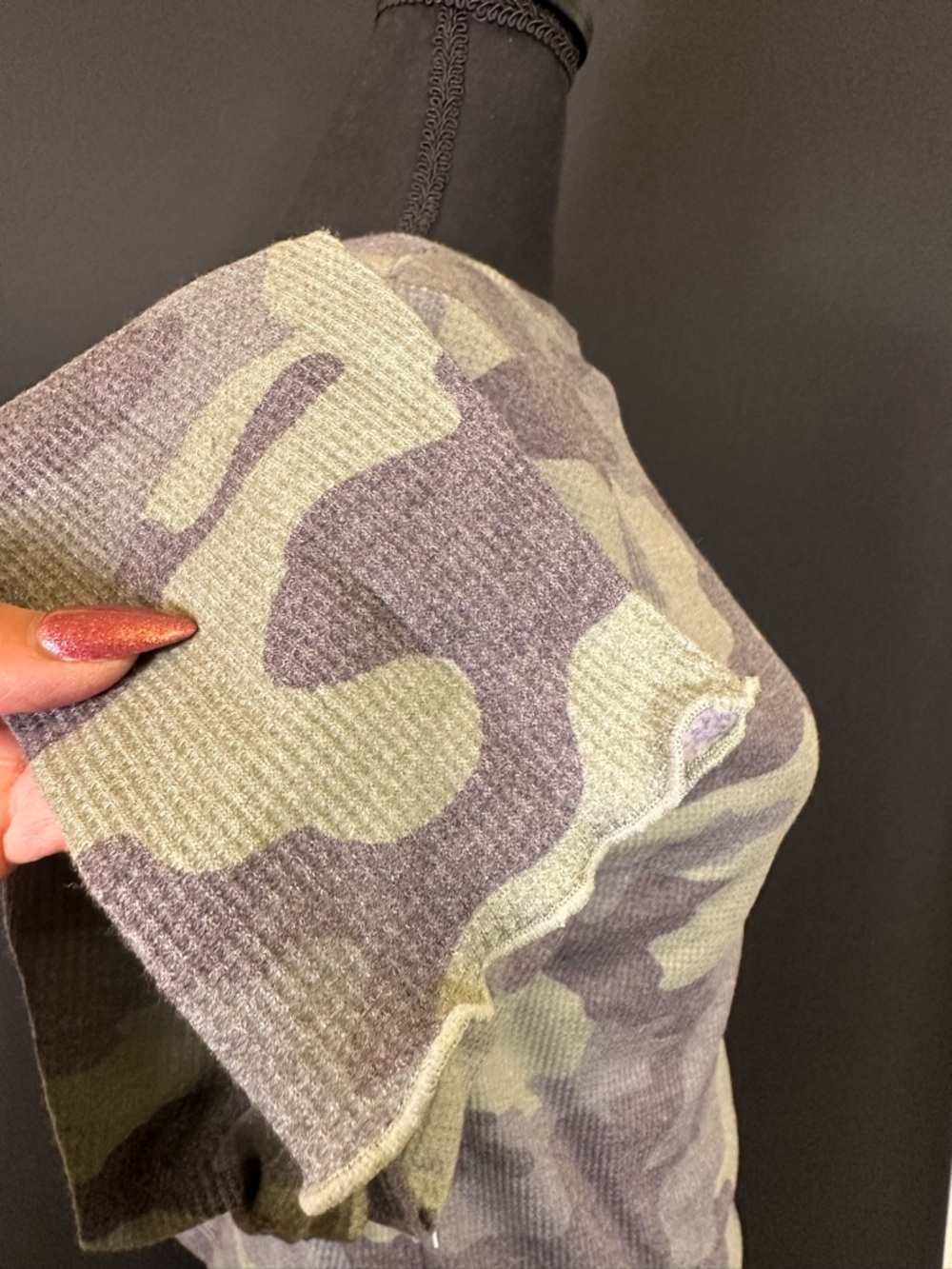 #186- NEW bp Olive and Gray Camo Long-Sleeve Crewneck Top - Picture 7 of 11